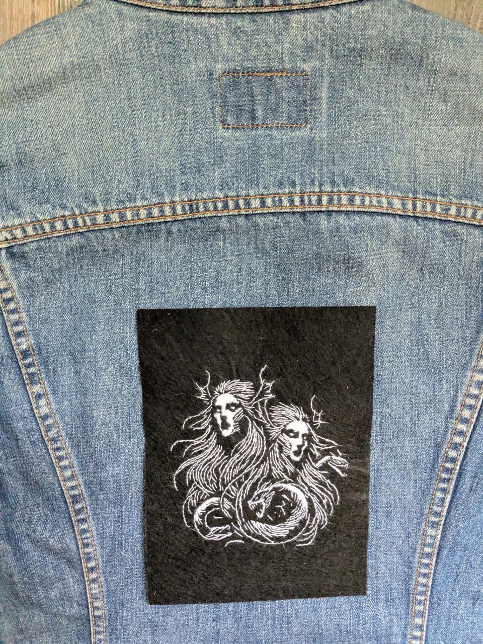 Broderie textile Dark Fantasy Sirène maléfique